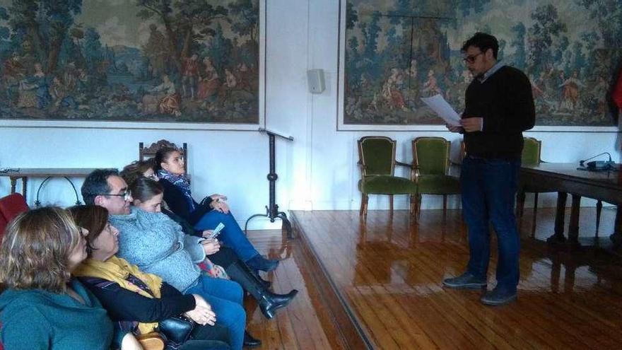 El alcalde, de pie, durante la lectura del manifiesto al que se adhirió ayer el Ayuntamiento.