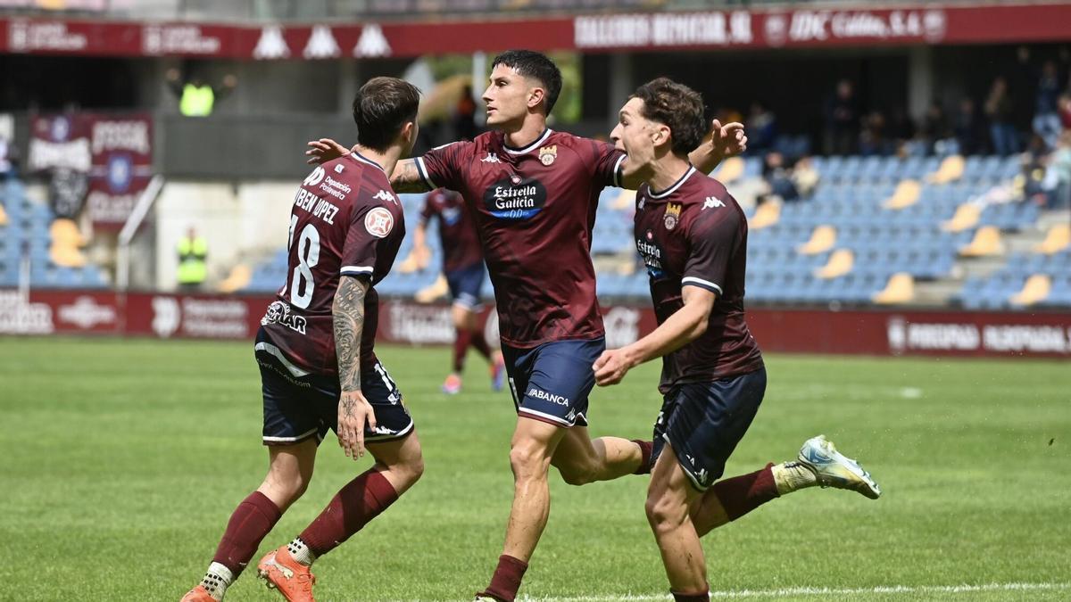 Miguel Cuesta celebra el primer gol de la tarde.