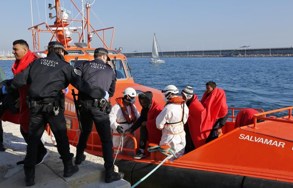 Guardia Civil, Cruz Roja y Salvamento Marítimo han puesto en marcha el protocolo para recepcionar a 24 personas rescatadas en el mar y que ocupaban una patera. 20 hombres y cuatro mujeres