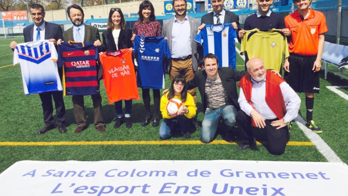 Foto de familia de los asistentes al acto de presentación