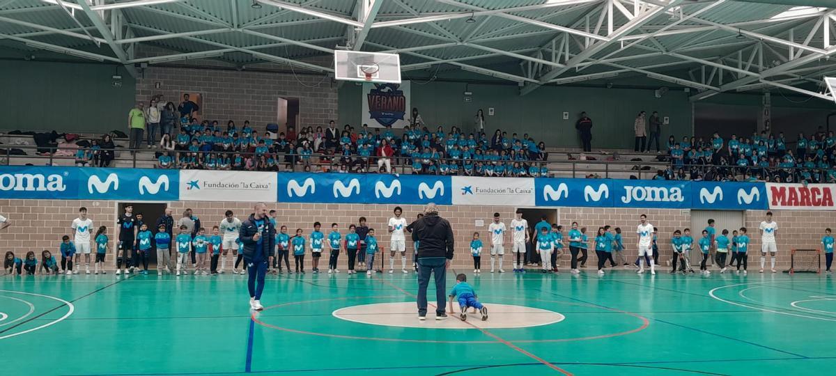 Escolares de Toro disfrutan de una mañana de fútbol sala con los Mega Cracks del Inter Movistar