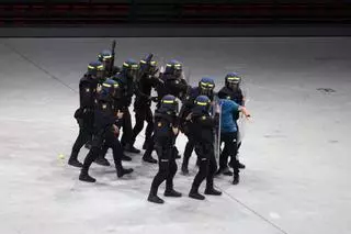 En imágenes | La Policía Nacional realiza simulacros de sus intervenciones ante escolares de Zaragoza