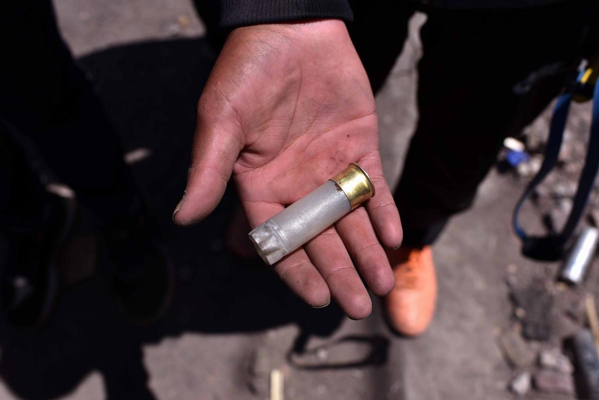  Una persona muestra un casquillo de perdigones utilizado en los enfrentamientos entre los manifestantes y la policía hoy, en Juliaca (Perú). 