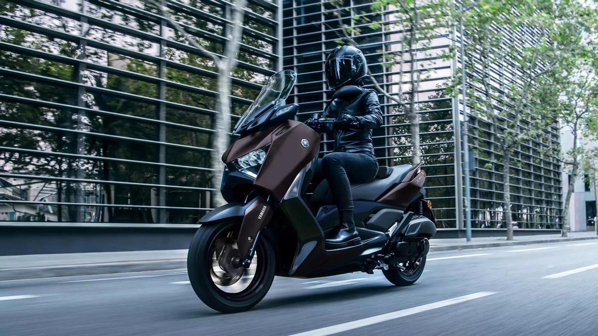La Yamaha X-Max 125 es la sexta moto más vendida en España en el mes de octubre con 450 unidades. Esta scooter tiene un precio desde 5.499 euros.