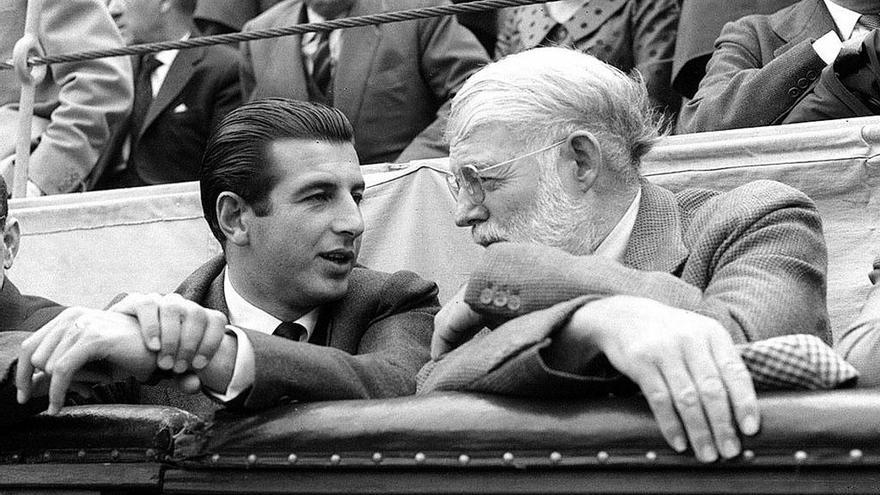 Conversación entre Hemingway y Antonio Ordóñez en una plaza de toros.