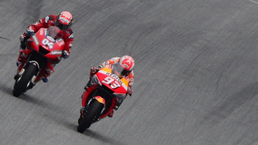 Dovizioso y Márquez, en la carrera de MotoGP.