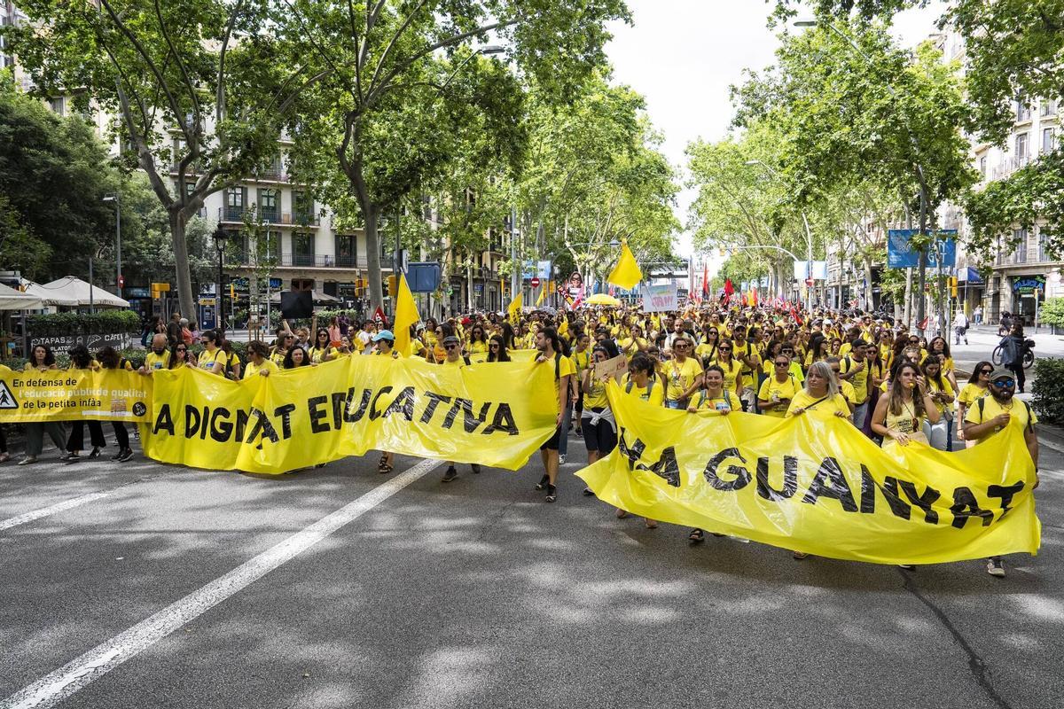 Manifestantes participan en una marcha por el centro de Barcelona durante una jornada de protesta del sector educativo