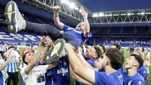 Los jugadores del Espanyol mantean al técnico Manolo González tras conseguir el ascenso, el domingo en Cornellà.