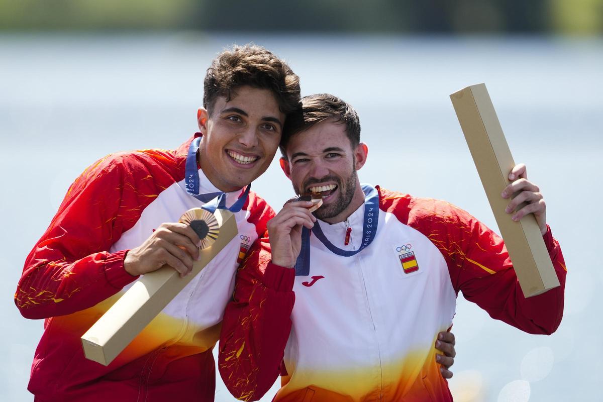 Diego Dominguez y Joan Antoni Moreno celebran en el pódium la medalla de bronce conseguida en el C-2 500m masculino de piragüismo de los Juegos Olímpicos París 2024.