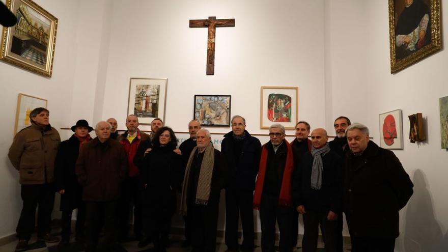 Los artistas en la sala de la Catedral dedicada a artistas locales