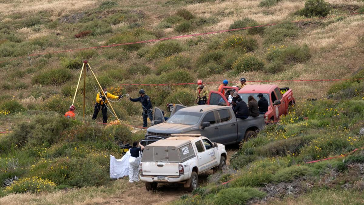 Peritos forenses trabajan en la zona donde se localizaron los cuerpos de dos surfistas australianos y un estadounidense.