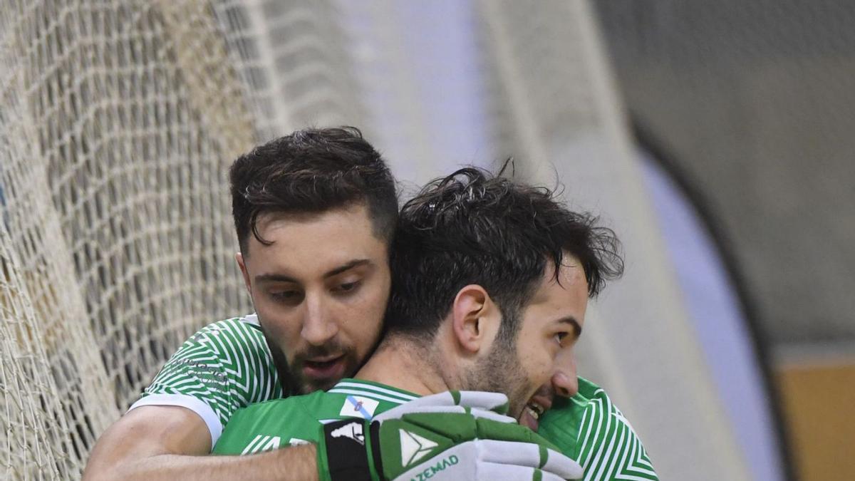 David Torres y Roberto di Benedetto celebran un gol del Liceo. |  // CARLOS PARDELLAS