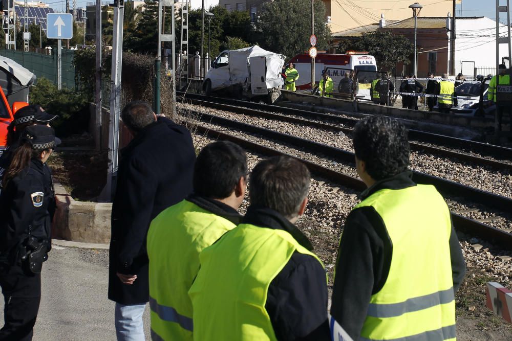 El metro arrolla una furgoneta en Paterna