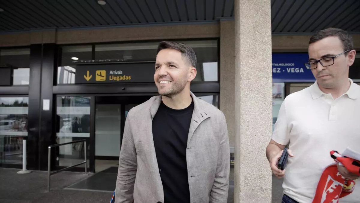 Nicolás Larcamón aterriza en Asturias para convertirse oficialmente en el nuevo entrenador del Sporting: "Estoy muy feliz”