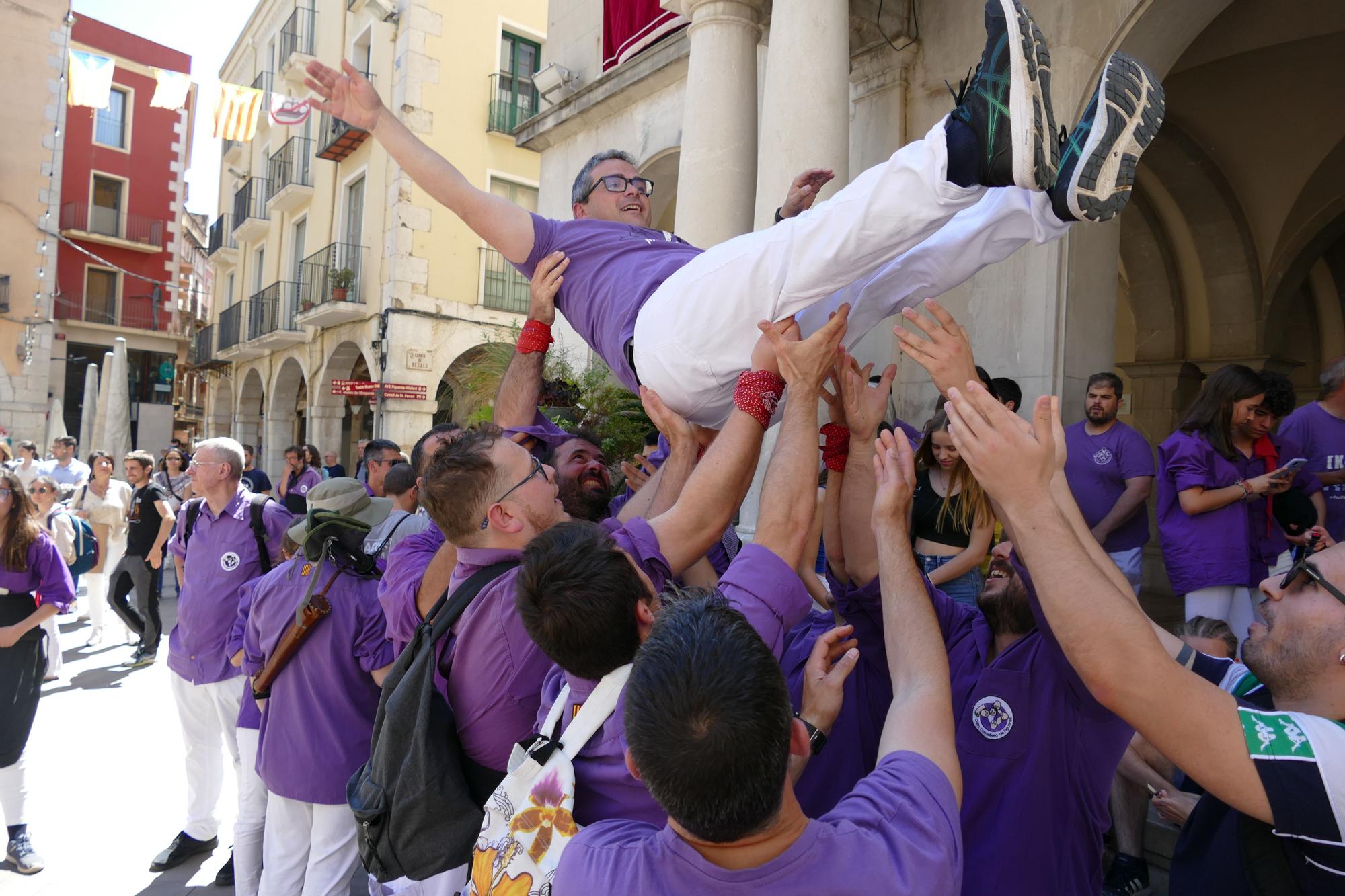 La plaça es tenyeix de colors amb la Diada Castellera de Santa Creu