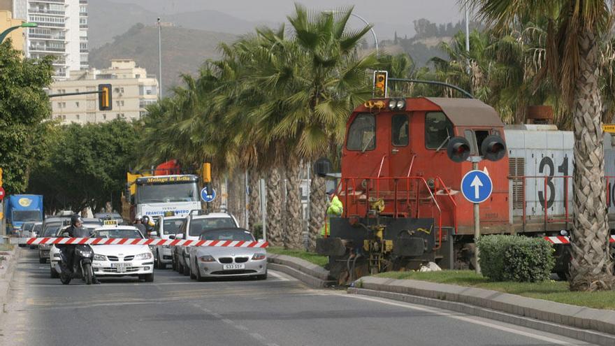 El tren del puerto pasando por las vías en 2008.