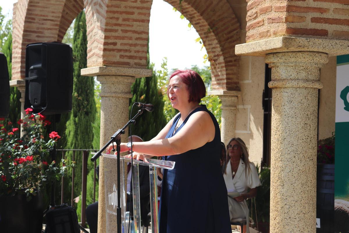 Begoña García Bernal se dirige a los asistentes.