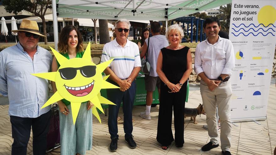 La Asociación Española Contra el Cáncer se lanza a las playas malagueñas para prevenir sobre los peligros del sol