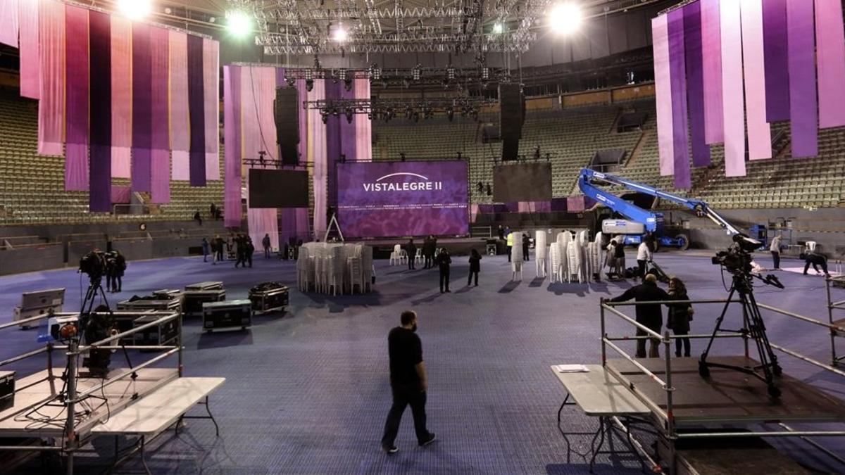 El pabellón de Vistalegre (Madrid) en pleno montaje, este viernes, para la segunda asamblea ciudadana de Podemos.