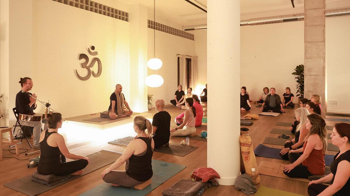 Gent de totes les edats participa en les tres sessions especials de YogaOne Manresa