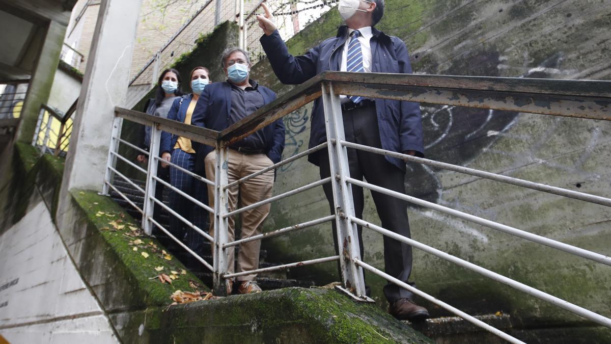 Abel Caballero visita la zona del futuro ascensor que unirá Travesía de Vigo con la calle Aragón