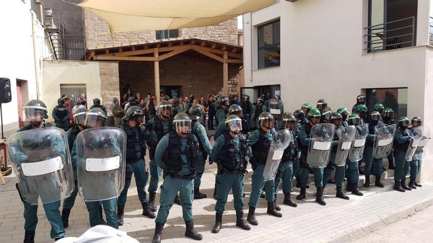 Guàrdies civils desplegats a Fonollosa, un dels llocs on reconeixen l&#039;actitud pacífica dels congregats