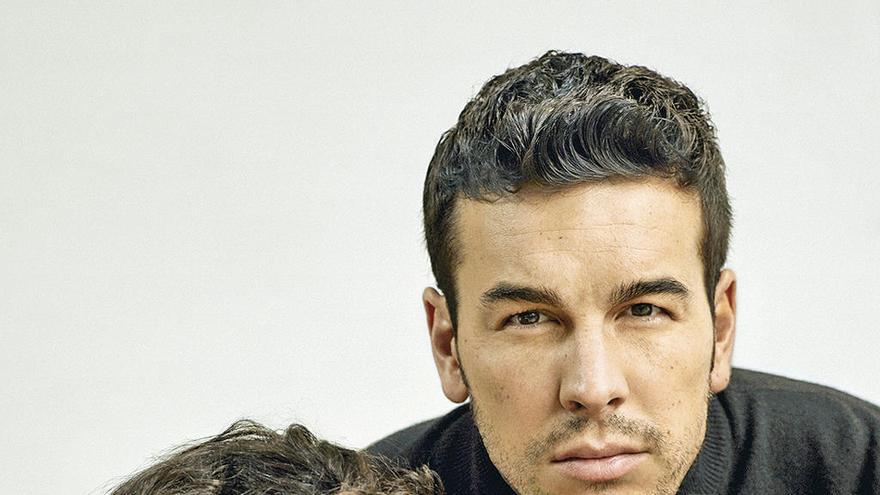 El actor gallego Mario Casas y su hermano Óscar, en &quot;Vanity Fair&quot;