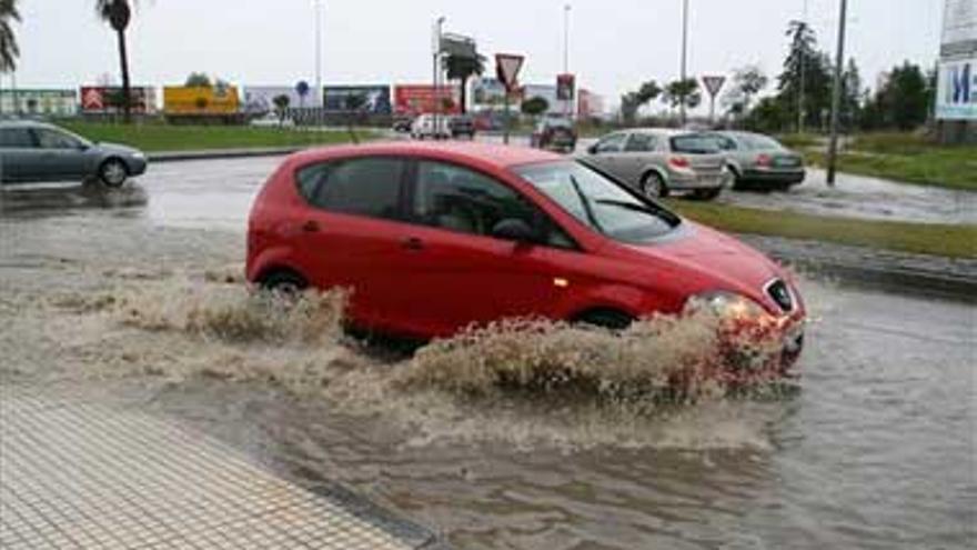 Tres carreteras de Badajoz sufren problemas por balsas de agua y desprendimientos