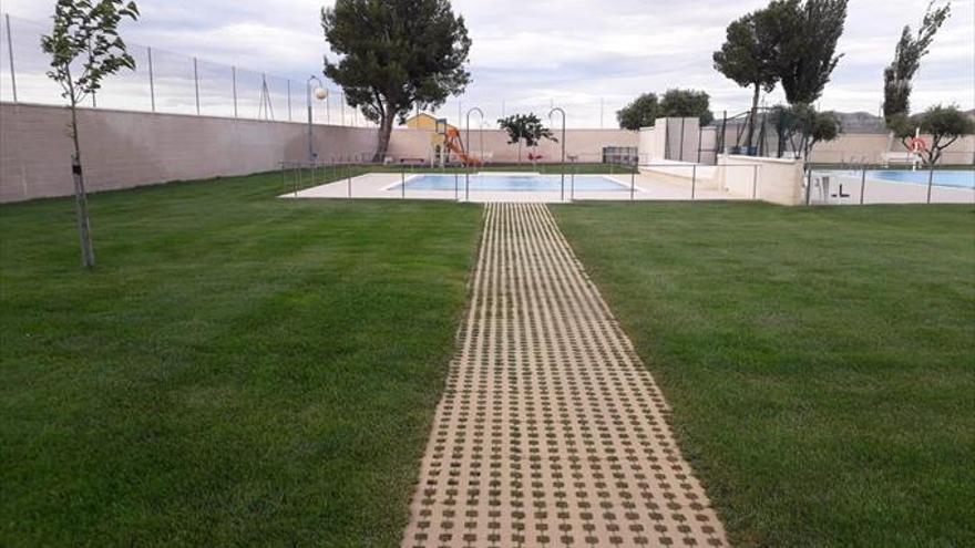 Las apertura de las piscinas da la bienvenida al verano