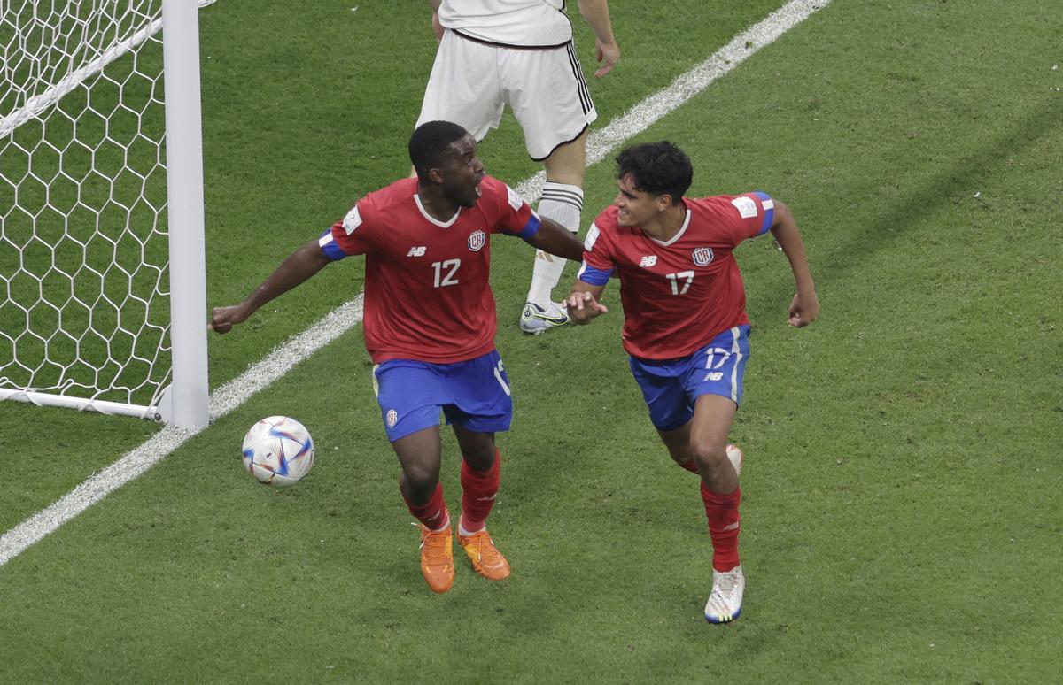 GR4014. JOR (CATAR), 01/12/2022.-   Joel Campbell (i) y Yeltsin Tejeda de Costa Rica celebran un gol hoy, en un partido de la fase de grupos del Mundial de Fútbol Qatar 2022 entre Costa Rica y Alemania en el estadio Al Bait en Jor (Catar). . EFE/Antonio Lacerda