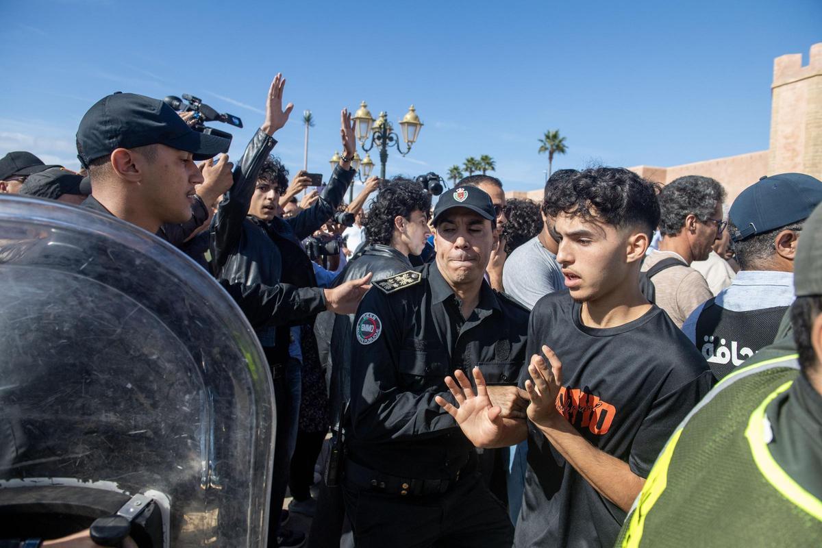 Los manifestantes se enfrentan a la policía, este domingo en las protestas de Rabat.