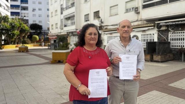 Los ediles de Opción Sampedreña, Manuel Osorio y María Luisa Parra, en la plaza Los Pajaritos.