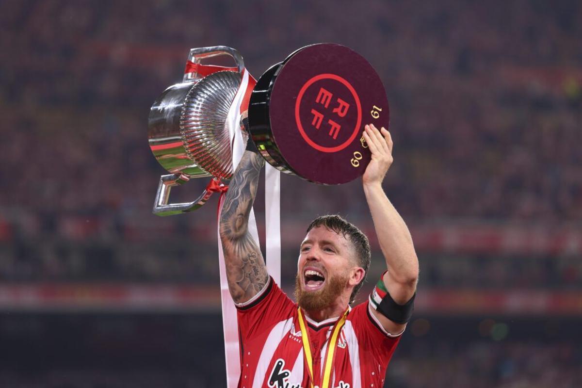 Iker Muniain levanta el trofeo de la Copa del Rey 2023/2024