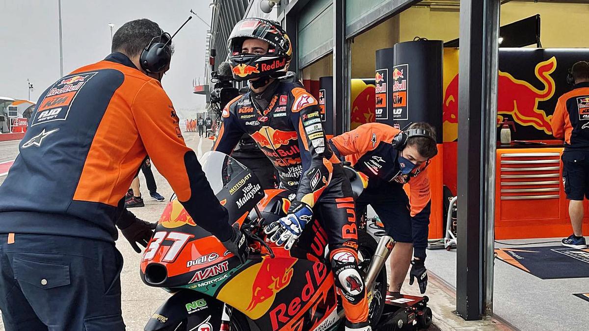 El mazarronero Pedro Acosta, ayer en el box de KTM. | KTM