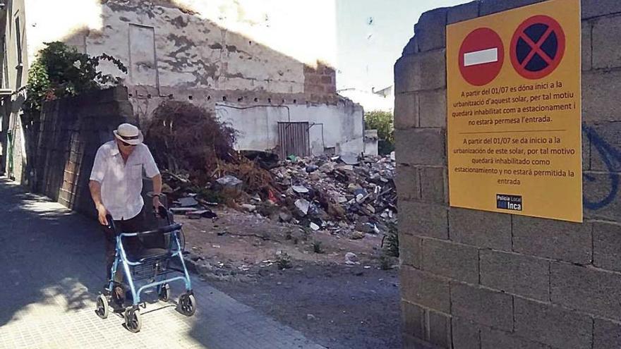 La promotora ha procedido ya al derribo de las viviendas para construir el vial de acceso.