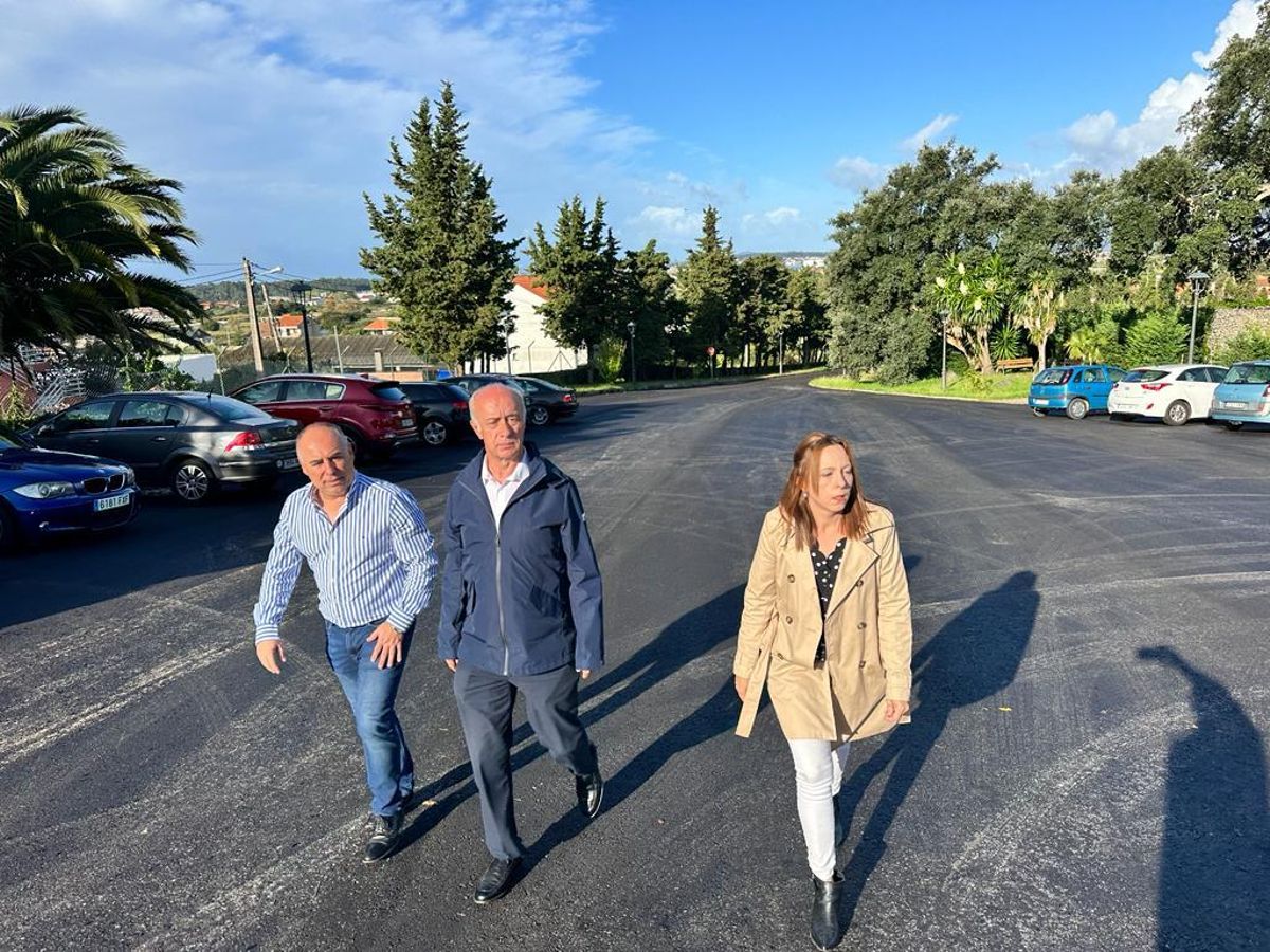 Durán, escoltado por Javier Tourís y Eliana Vidal en el parking de Vista Real.