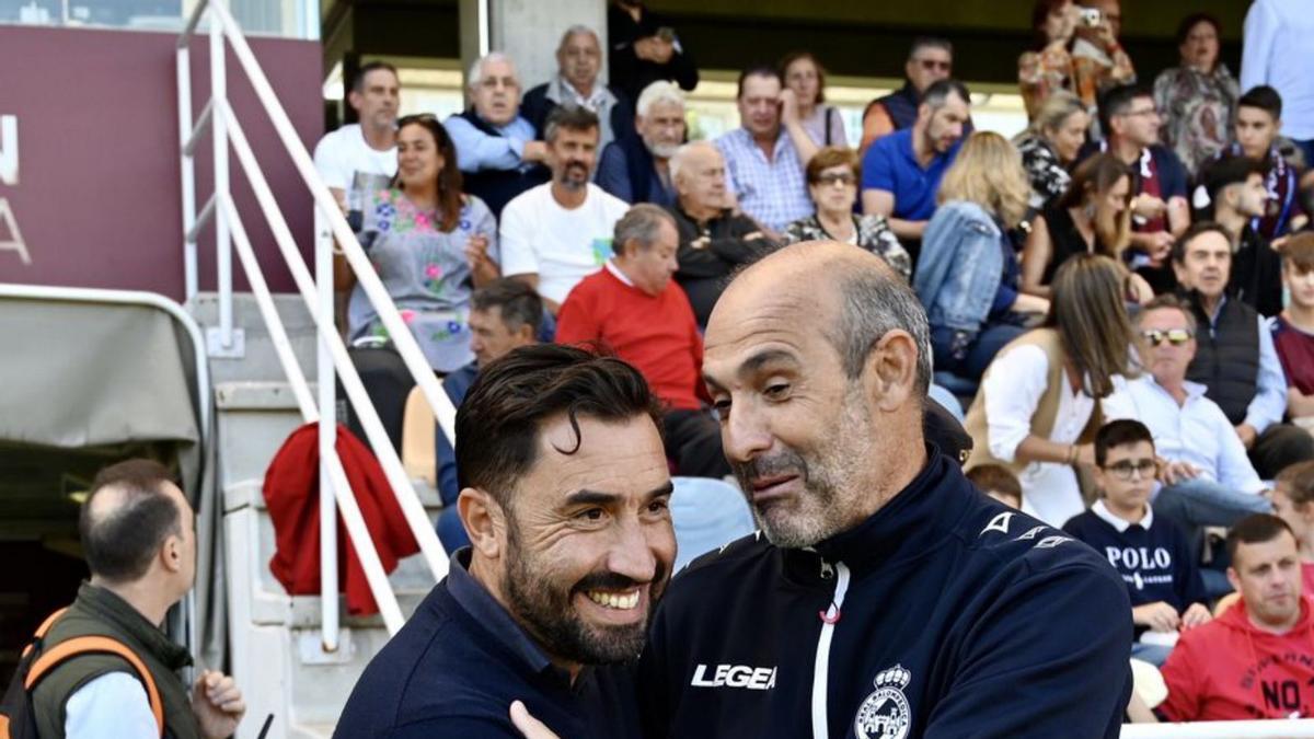 Antonio y Monteagudo saludándose antes del partido. |  // RAFA VÁZQUEZ