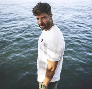 Pablo Alborán (36 años, Málaga) tiene un refugio en el Mediterráneo que es "un punto de equilibrio" en su propio mapa: pueblo blanco, discreto y perfecto para componer sus canciones