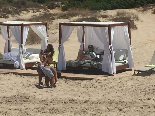 PAula Echevarría en las playas de Cádiz haciéndose un selfie