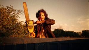 El terrorífico Leatherface (Gunnar Hansen) en un momento de la película.