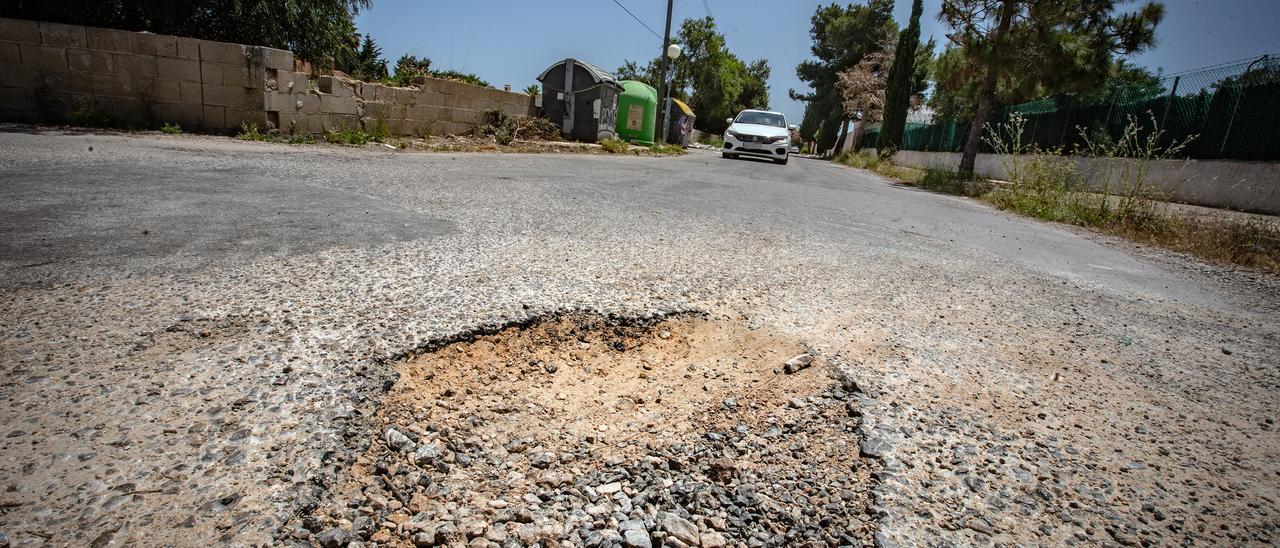 La asociación vecinal localiza hasta 40 puntos con baches peligrosos en más de 15 urbanizaciones