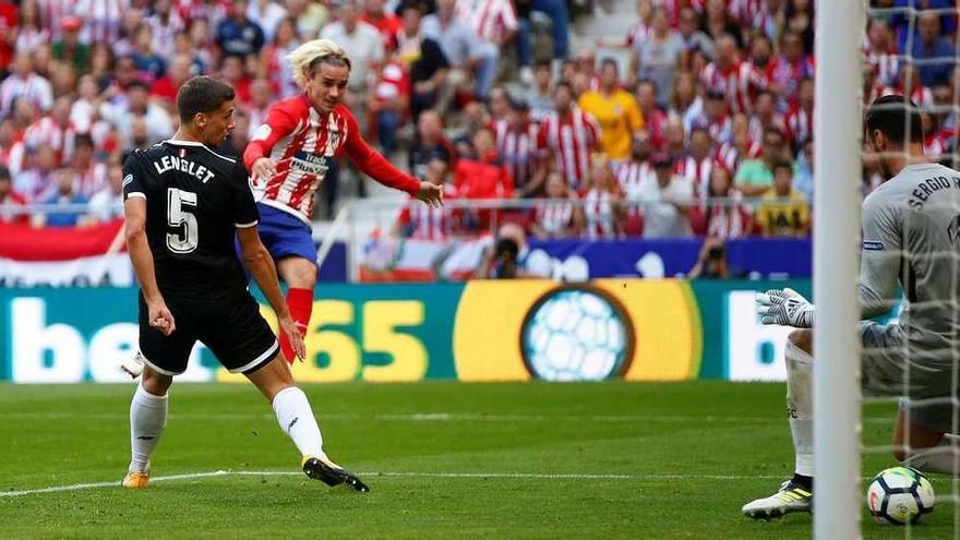 El balón se cuela entre las piernas de Rico tras el disparo de Griezmann, en el segundo gol del Atlético.