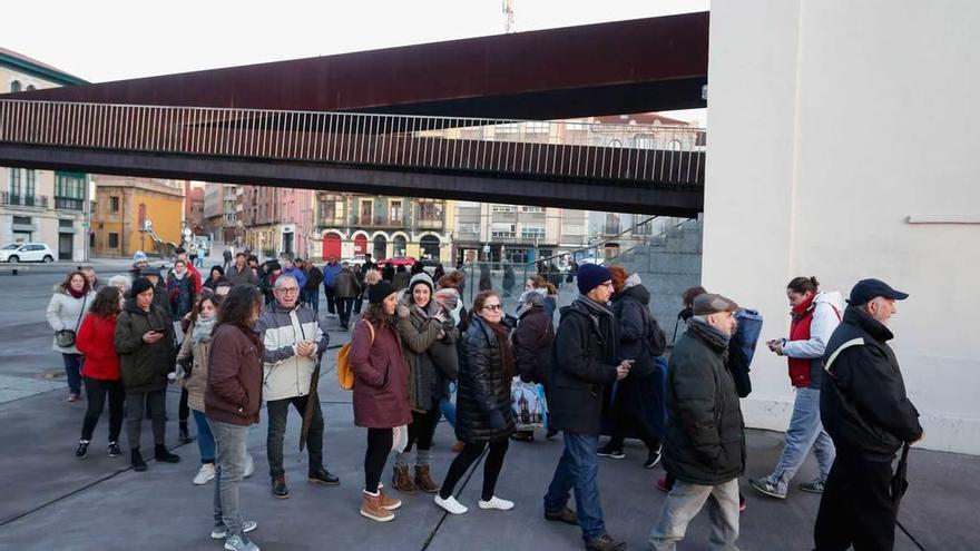 Decenas de vecinos guardan cola en la plaza Santiago López para reservar sitio para la Comida en la Calle del próximo 2 de abril.