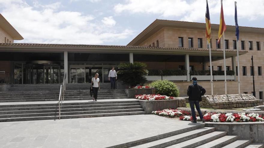 Los agentes se personaron ayer en el ayuntamiento de Calvià para recoger la información solicitada por el juzgado.