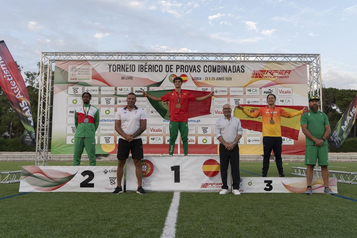 Idalky Paulino, a la dreta, amb el bronze.