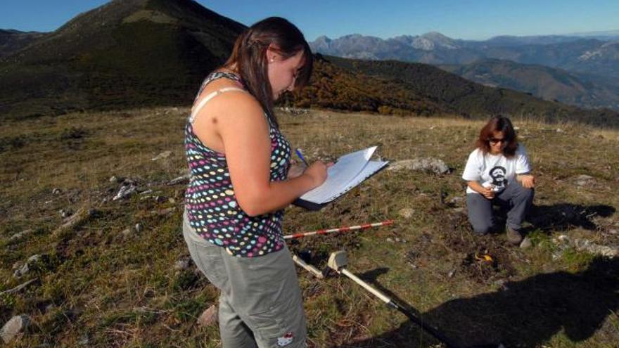 Las arqueólogas Elena Quintanal y Esperanza Martín buscan restos en un yacimiento de la Carisa.