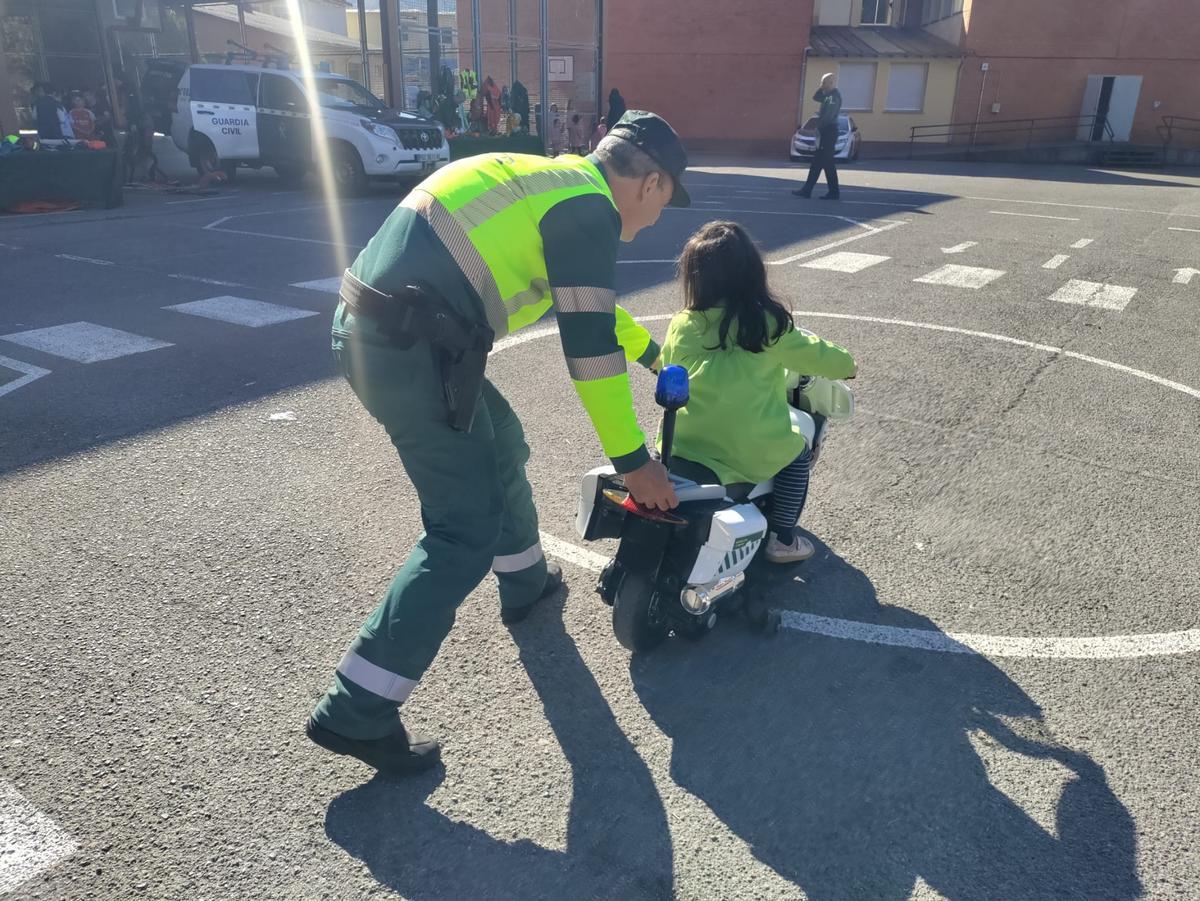Las secciones de la Guardia Civil en el colegio Reconquista