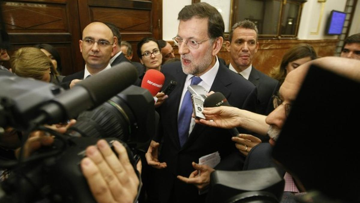 Rajoy habla con los periodistas en los pasillos del Congreso, este miércoles.