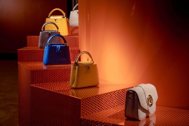 Los bolsos de pieles exóticas que Louis Vuitton ha traído a la Galería Canalejas de Madrid son el resultado de meses de trabajo artesanal