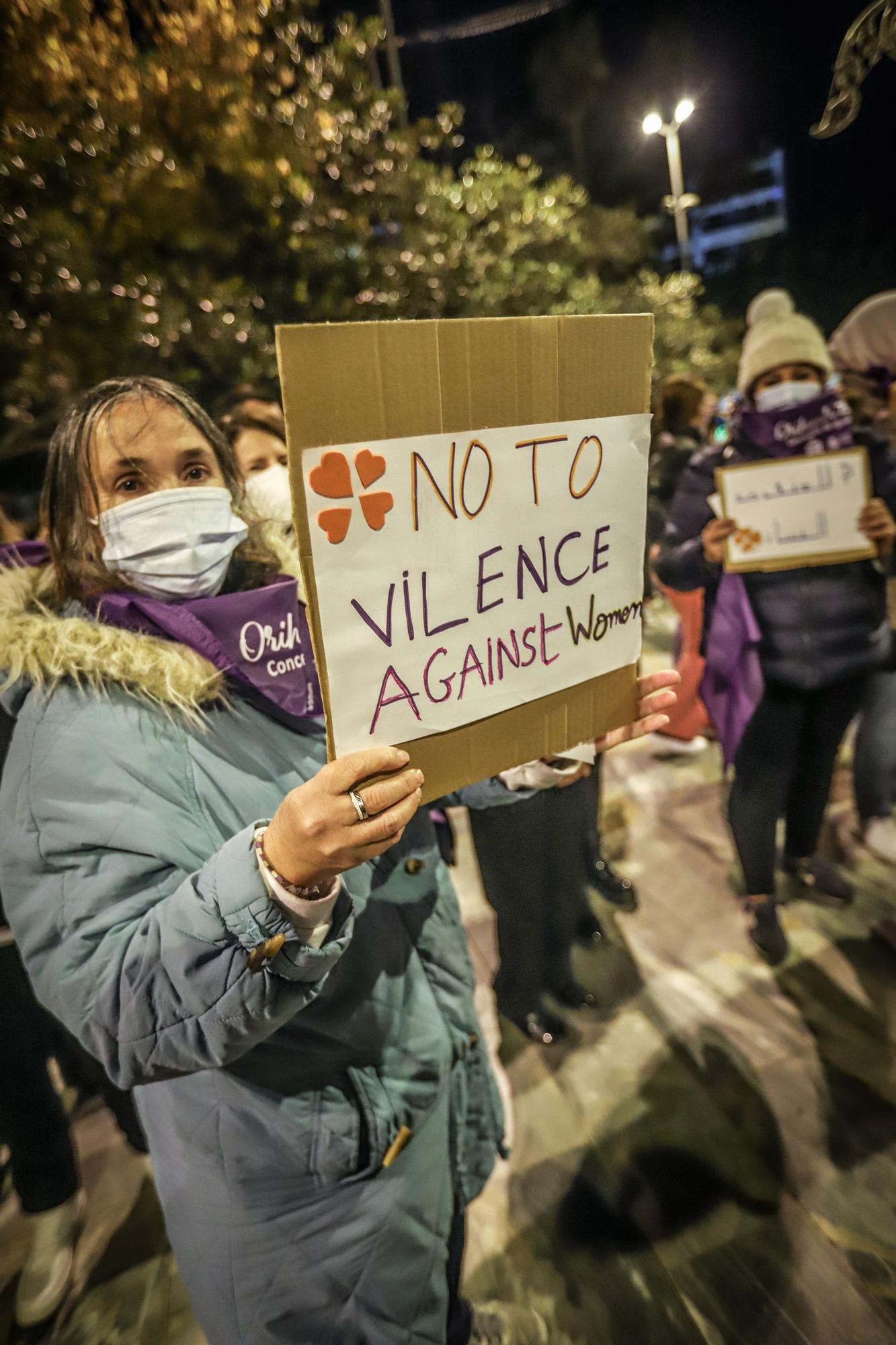 Protesta anoche en Orihuela en la marcha del 25N convocada por la Mesa de Igualdad del municipio y la concejalía